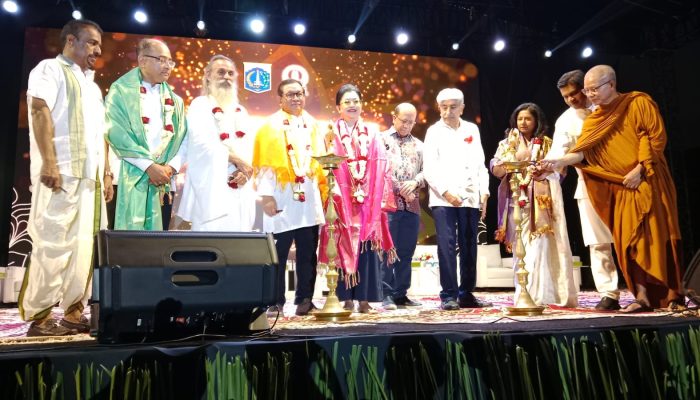 Bersama Gubernur Pramono, Malam Renungan Dihadiri Ratusan Warga