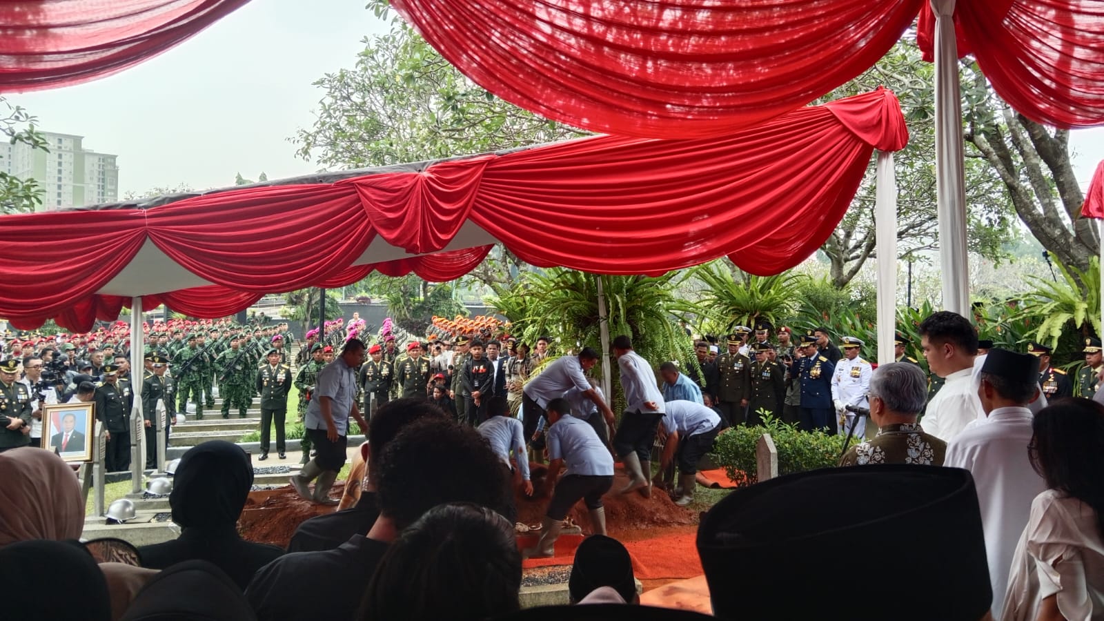 Prosesi Pemakaman Jenderal TNI (Purn) Ryamizard Ryacudu Berlangsung Khidmat di TMP Kalibata