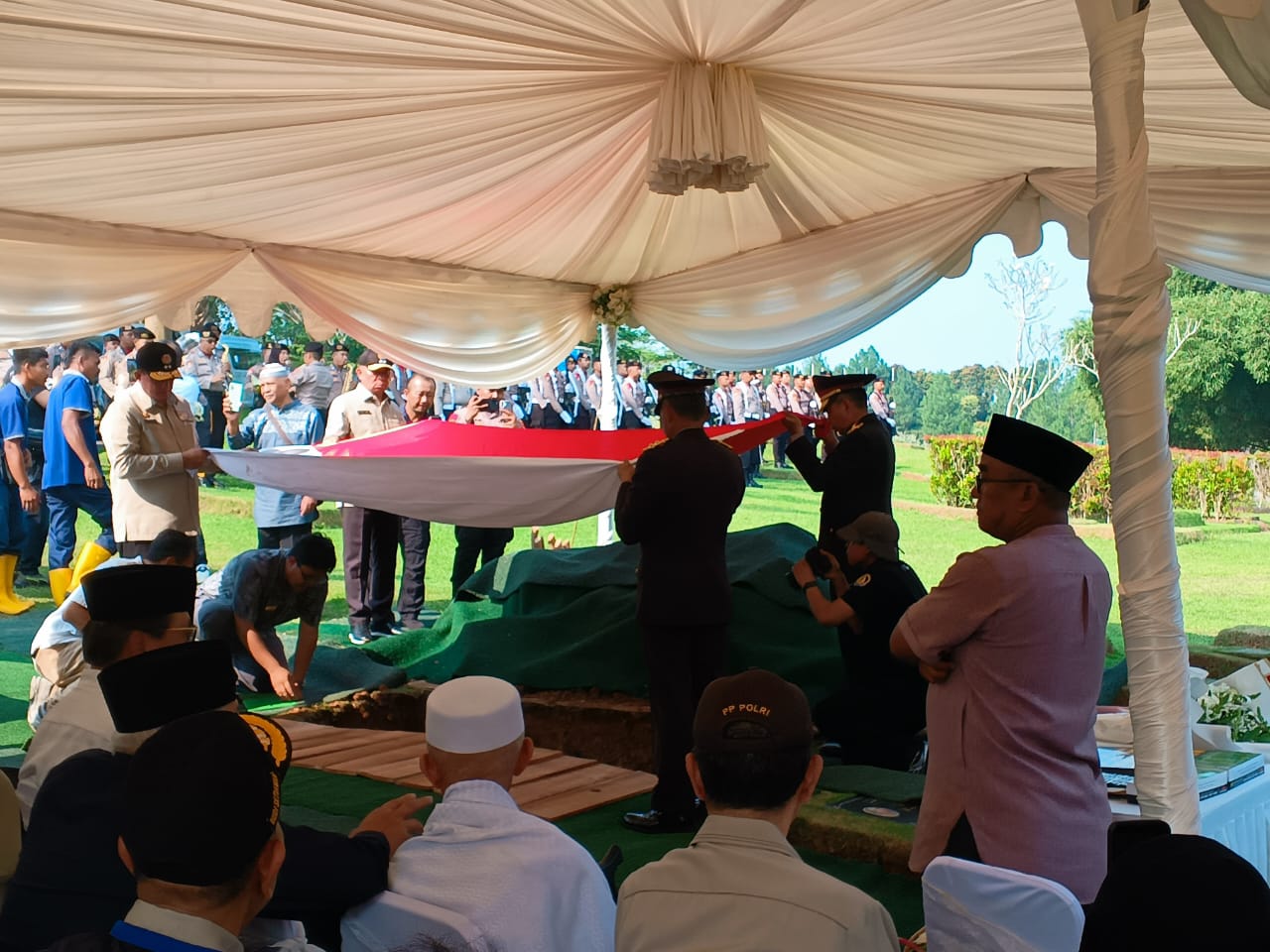 Irjen Pol. (Purn.) Drs. Paiman Dimakamkan di San Diego Hills, Pengabdian Sang Jenderal Dikenang Keluarga Besar Polri dan Imigrasi