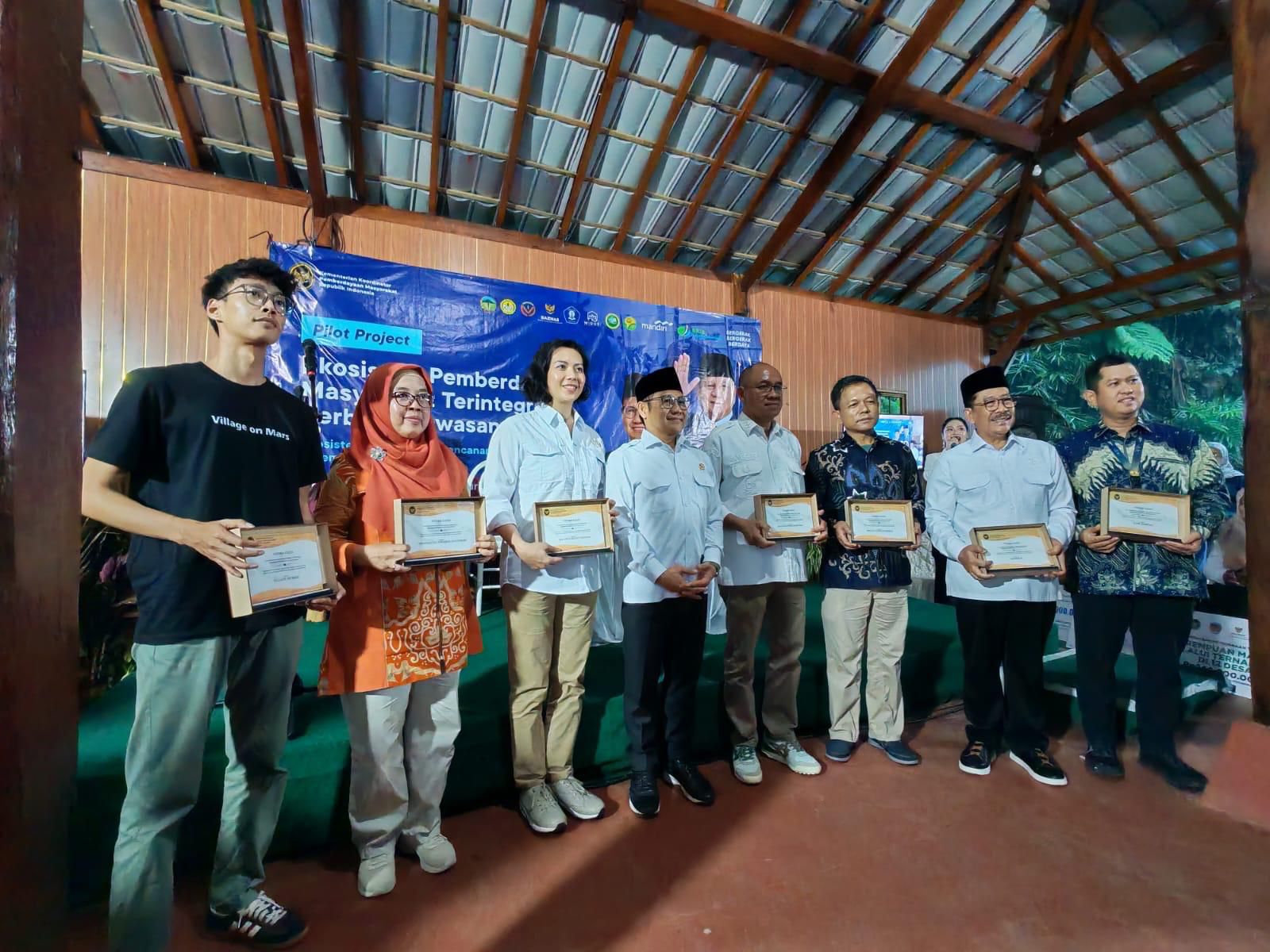 Wujudkan Aksi Nyata, IKA UT Serahkan 10.000 Bibit Tanaman untuk Ekosistem Pemberdayaan Kawasan Ekspor Banyumas