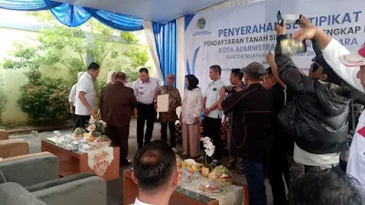 BPN Jakarta Utara Percepat Program PTSL, Warga Terima Sertifikat