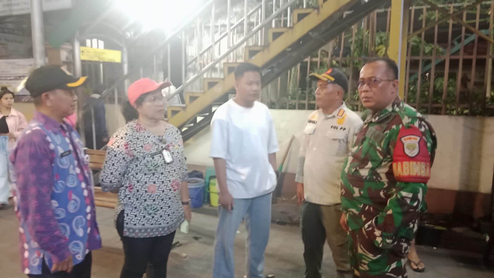 Lurah Kramat Muchamad Faozi dan Satpol PP Senen Tindak PKL Angkringan di Trotoar Kramat Raya Secara Humanis