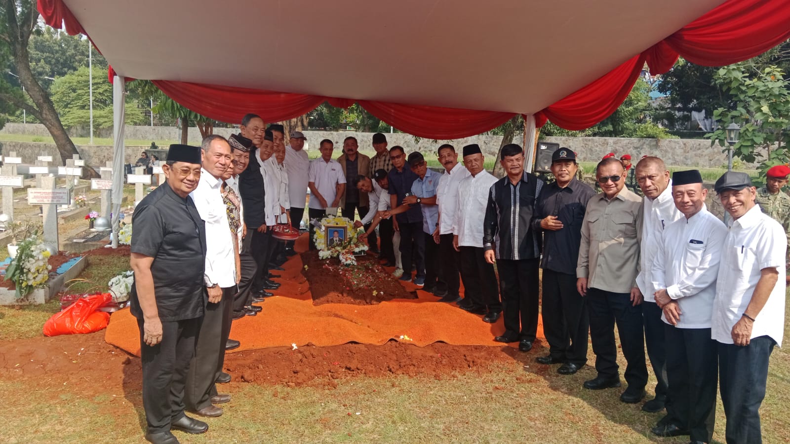 Mayjen TNI (Purn) CH Halomoan Sidabutar Dimakamkan di TMP Kalibata, Rekan Seangkatan dan Tokoh Nasional Hadir Mengantar ke Peristirahatan Terakhir
