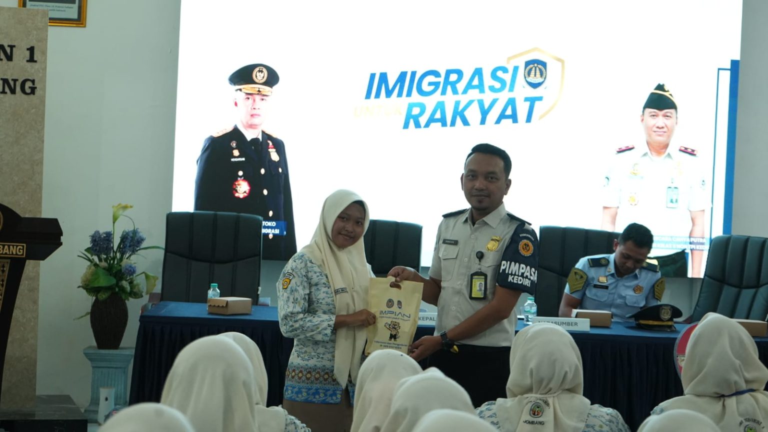 Imigrasi Kediri Edukasi Puluhan Pelajar Jombang