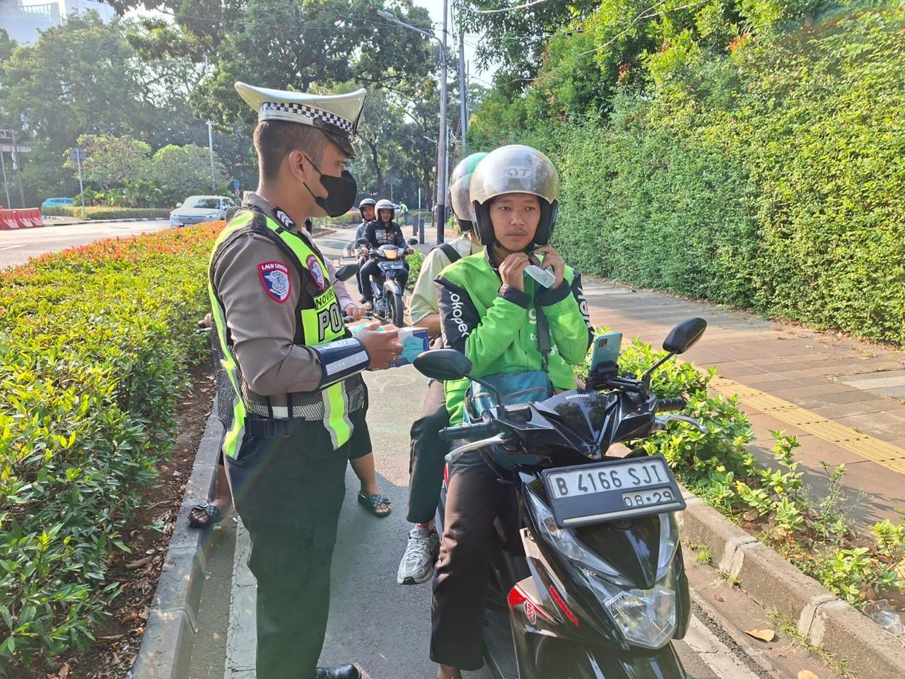Ditlantas PMJ Bagikan 20.000 Masker kepada Pengemudi Ojol di Tengah Sebaran Abu Vulkanik Krakatau