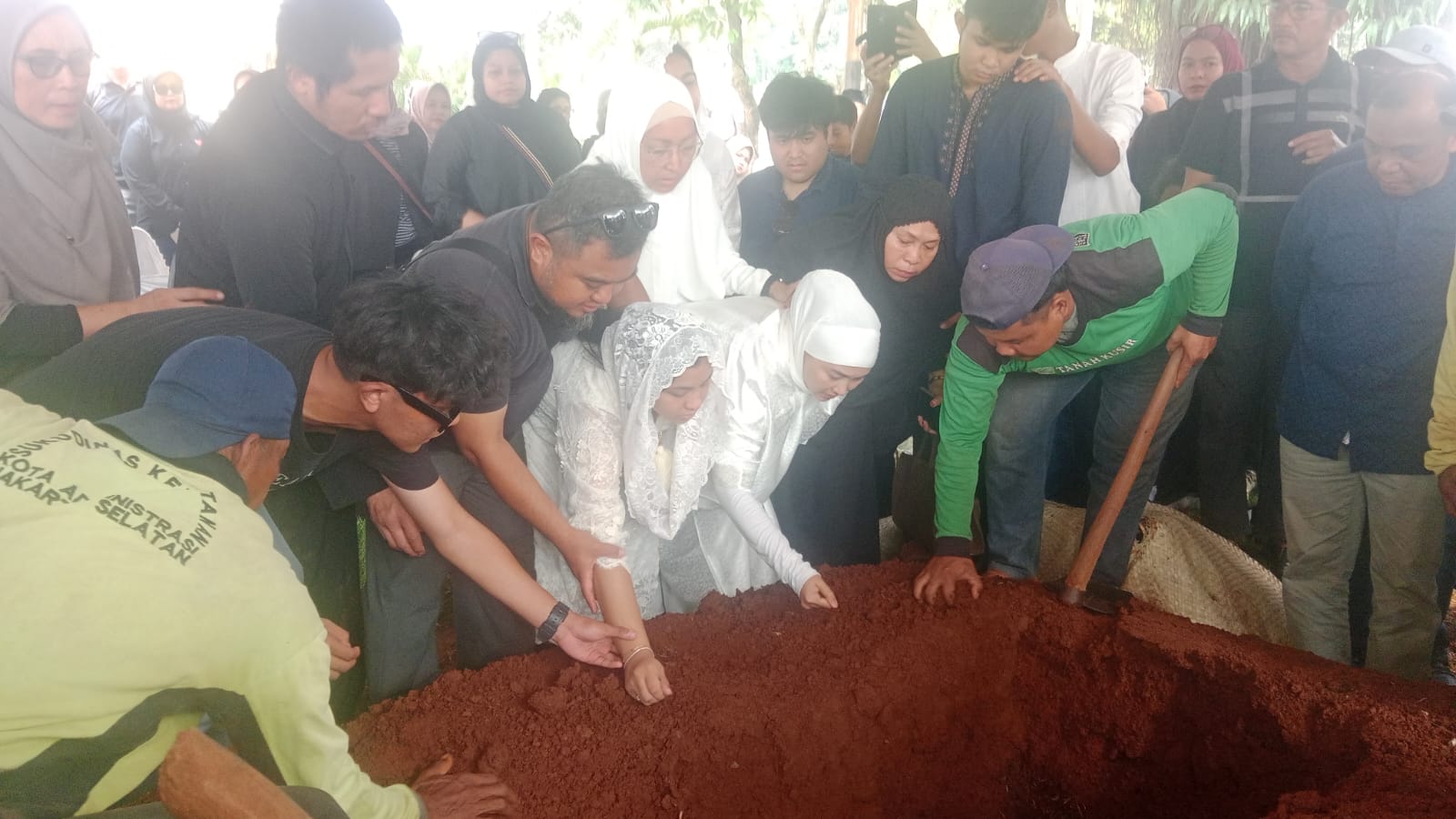 Habil Marati Dimakamkan di Tanah Kusir, Tokoh PPP dan Sejumlah Tokoh Nasional Hadir Mengantar ke Peristirahatan Terakhir