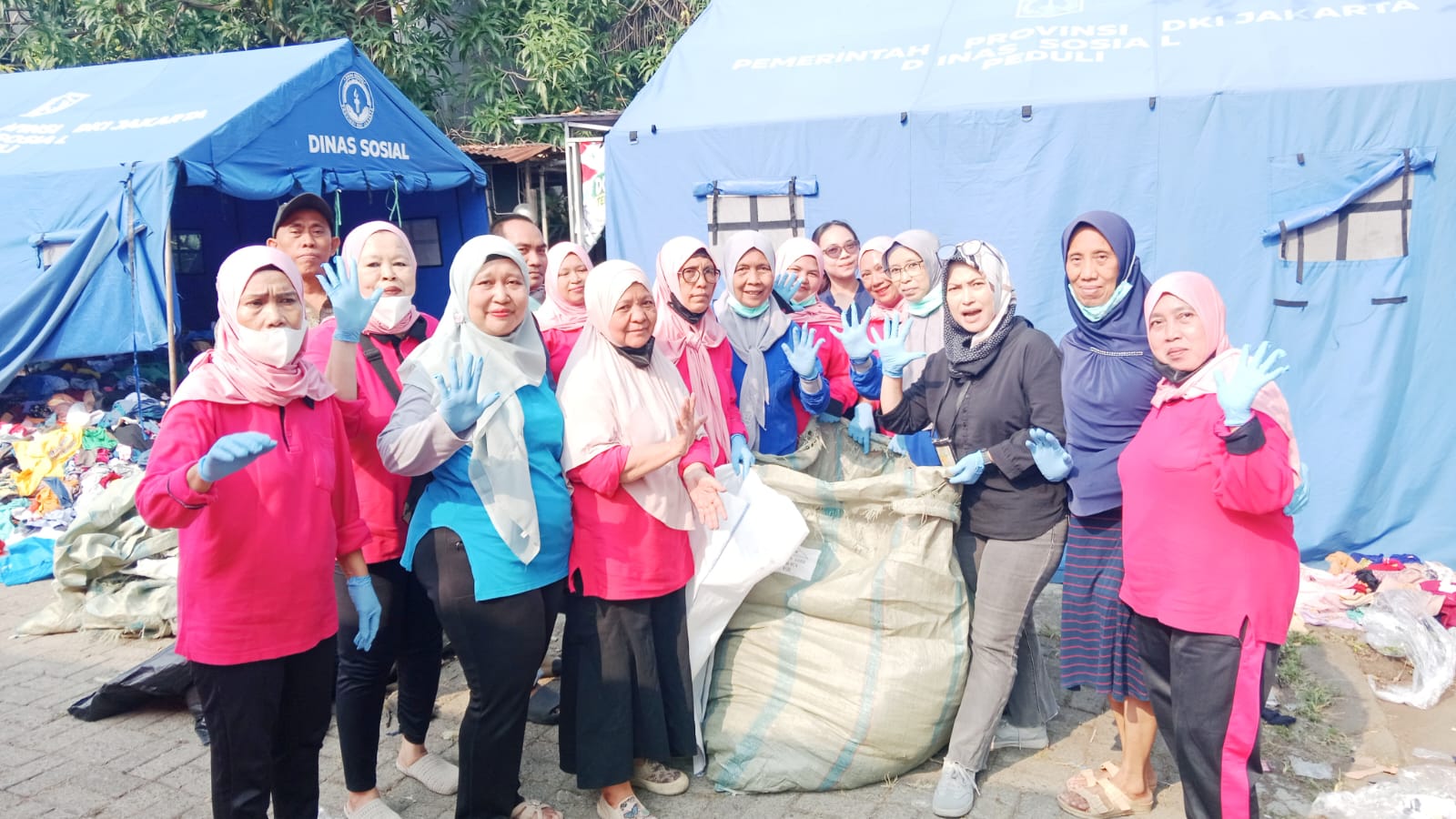 Annisa Andrianti Pimpin Gotong Royong Pascakebakaran di Kramat Pulo, Warga Bersihkan Lingkungan