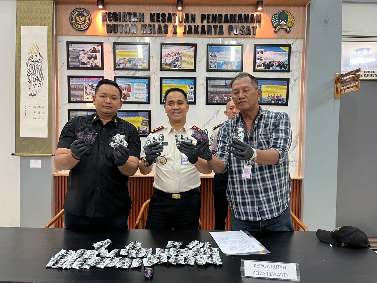 PETUGAS RUTAN JAKARTA PUSAT GAGALKAN UPAYA PENYELUNDUPAN BARANG TERLARANG DIDUGA ETOMIDATE